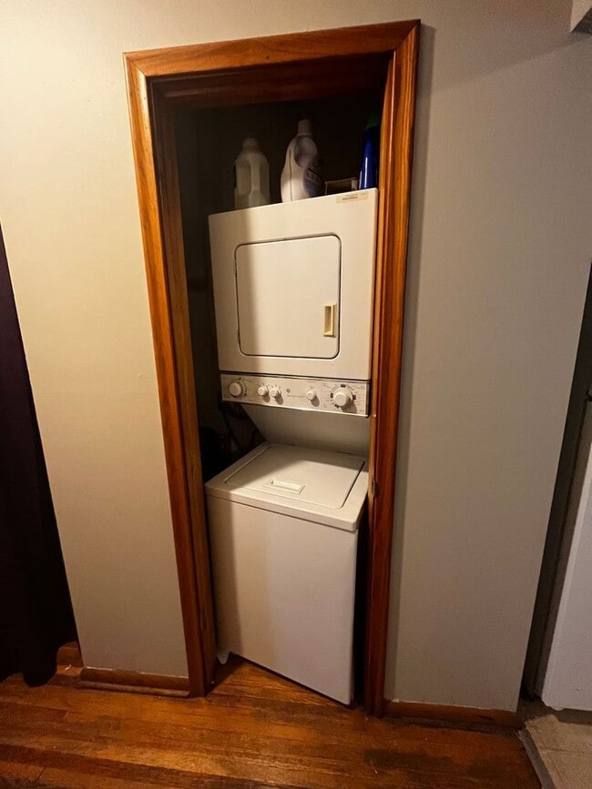 Building Photo - 1010 16th Ave SE