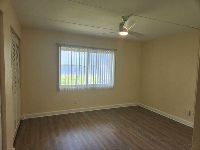 Building Photo - 2 bedroom 2 bath recent remodel Direct river front.