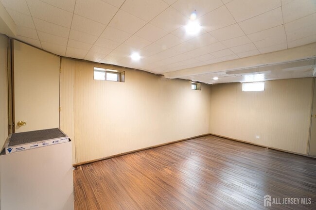 Building Photo - 341 David St