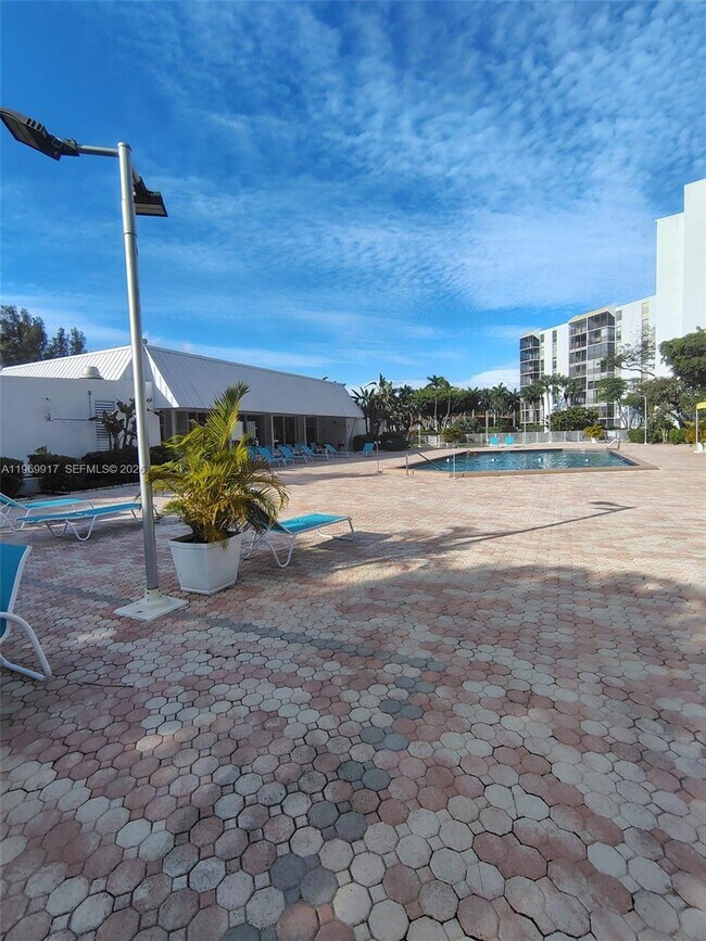 Building Photo - 20400 W Country Club Dr