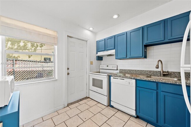 Building Photo - 1127 NE 5th Ave