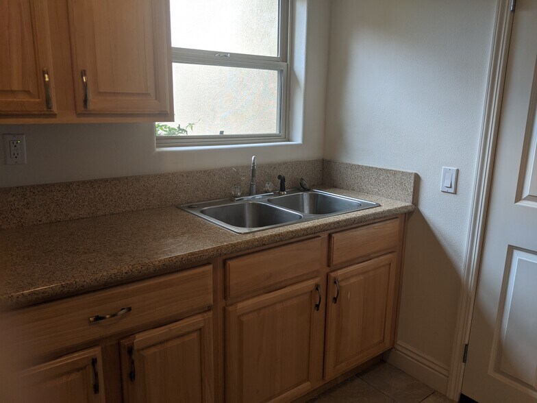 kitchen - 24381 Santa Clara Ave