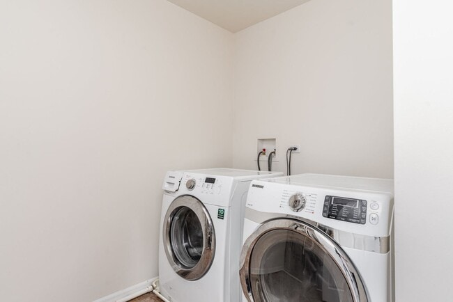Building Photo - Gorgeous 3 Bed Townhome in Orland Park