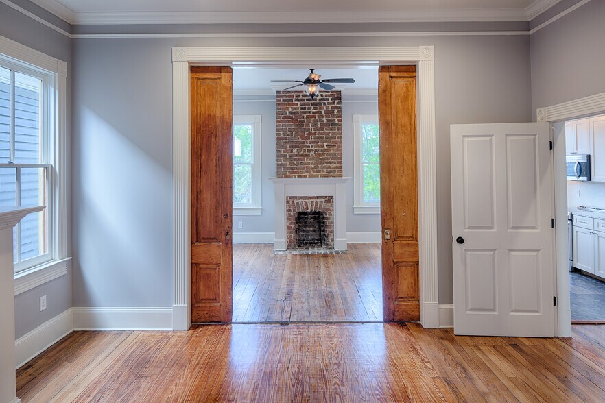 Building Photo - 207 W Waldburg St