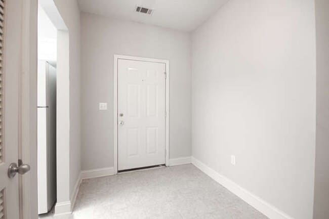 Building Photo - Updated Townhouse
