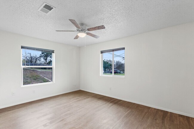 Building Photo - Immaculately Improved 2 Bedroom / 1 Bathroom Duplex & Immediately Available! - 50% Off One Full M...