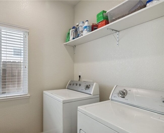 Building Photo - REDUCED!!! Lovely 3 Bedroom, 2 Bath Home For Rent