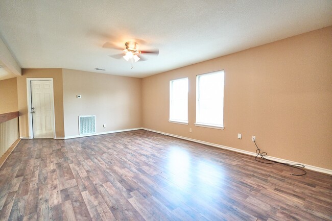 Building Photo - 10126 Northview Dr