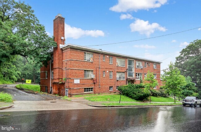 Building Photo - 2321 Altamont Pl SE