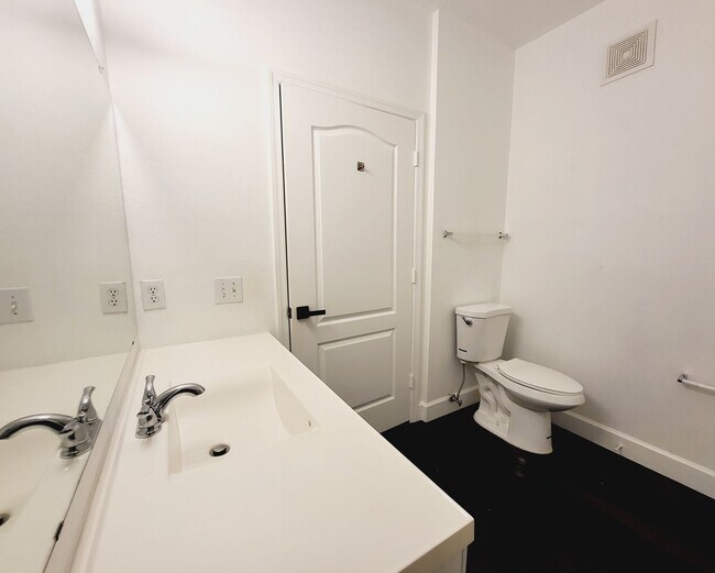 Building Photo - Stunning 2/2 Condo For Rent in Mirabella -...