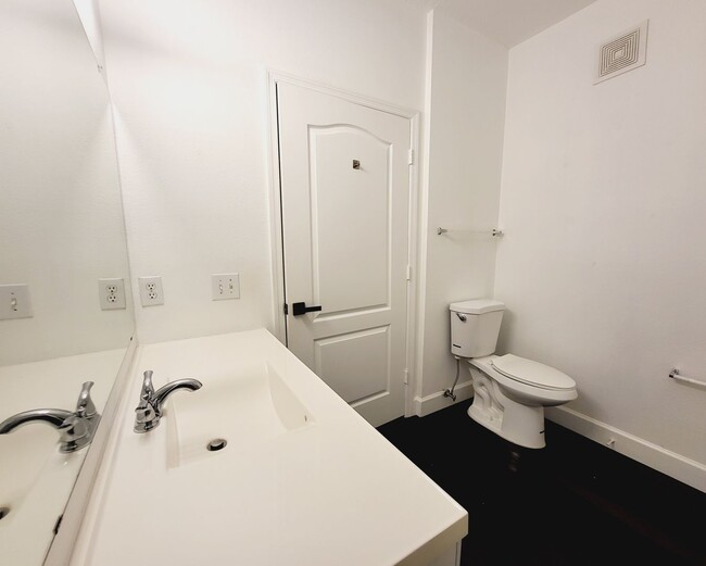 Building Photo - Stunning 2/2 Condo For Rent in Mirabella - Superb Location!