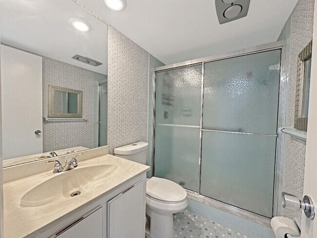 Building Photo - 535 Oaks Dr