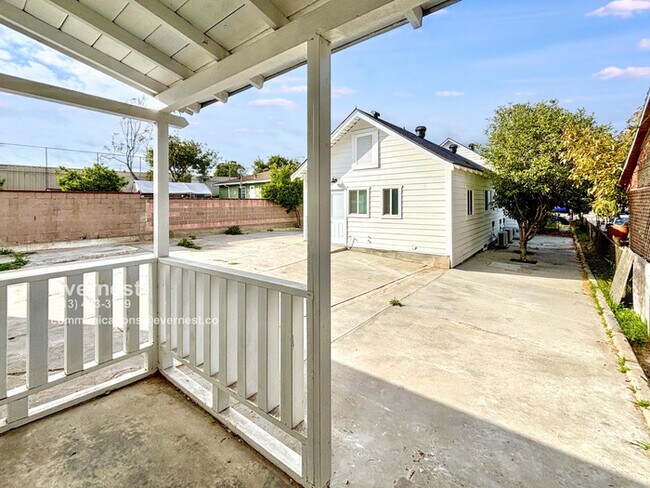 Building Photo - Lovely 2-Bedroom Duplex with Modern Comfor...