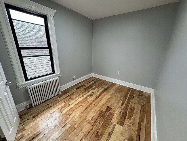Building Photo - 136 W 25th St