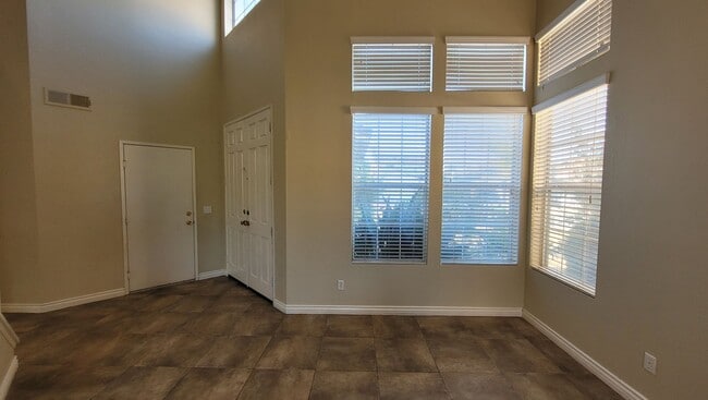 Building Photo - Beautiful Home in Quiet Neighborhood.