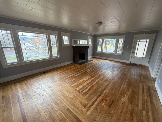 Building Photo - 3 bed/1 bath house