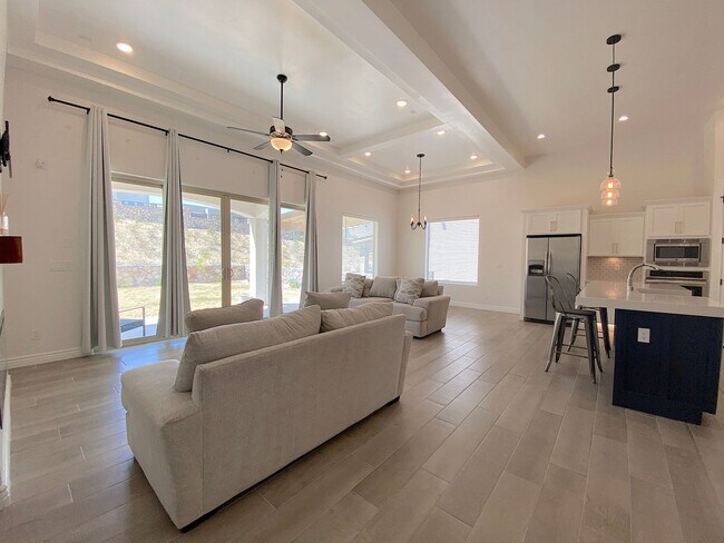 Building Photo - West El Paso Cimarron Neighborhood Stunning 4 bed/2.5bath