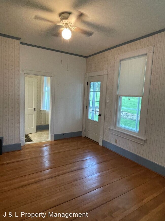 Building Photo - 2 br, 1.5 bath House - 202 Winona Street