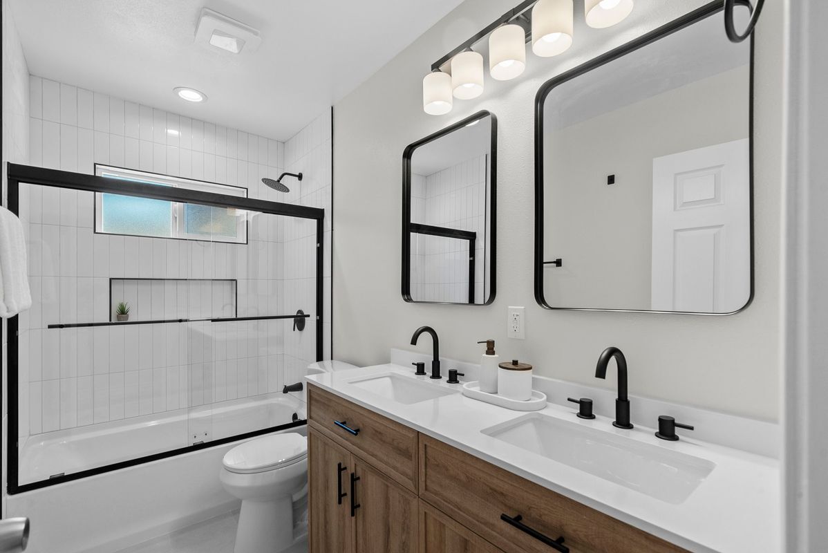 Building Photo - 1745 W 39th St