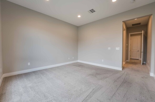 Primary Photo - Stunning 3 Bedroom One Story home in Summe...