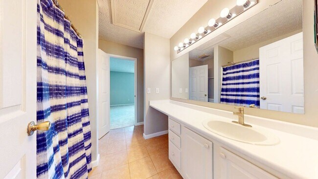 Building Photo - 6752 Lagrange Dr