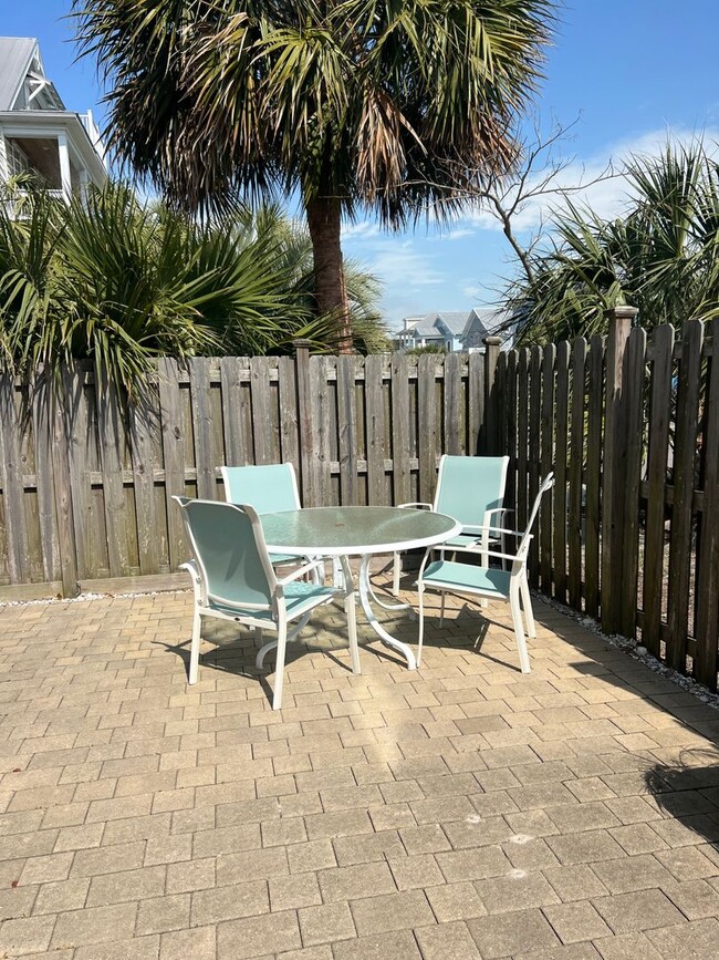 Building Photo - Carolina Beach - One Bedroom Studio/Room -...