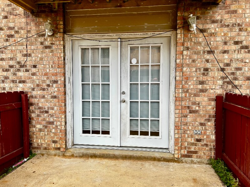 Building Photo - 305 Greenbriar St