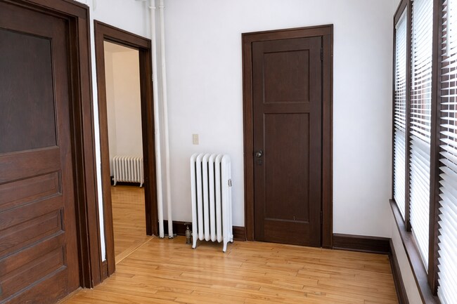 Building Photo - 1025/1027 Jenifer St Apartments