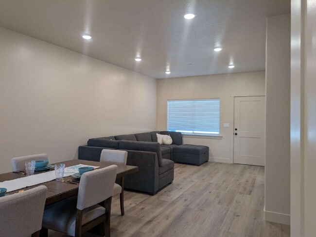 Building Photo - Quality 3 Bedroom 2 Bath