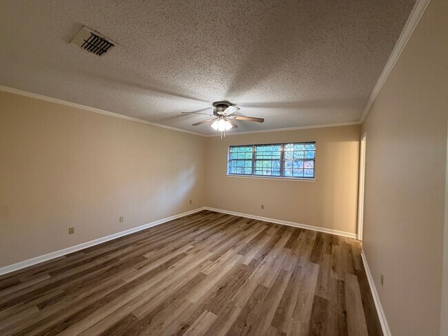 Building Photo - 9103 Dogwood Trail