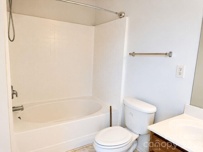 Building Photo - 913 Tiger Ln