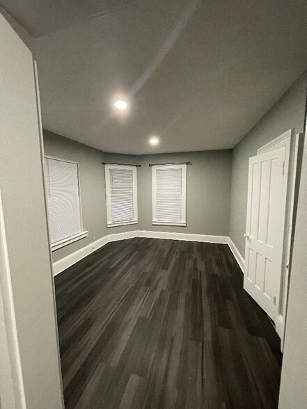 Building Photo - 595 William St