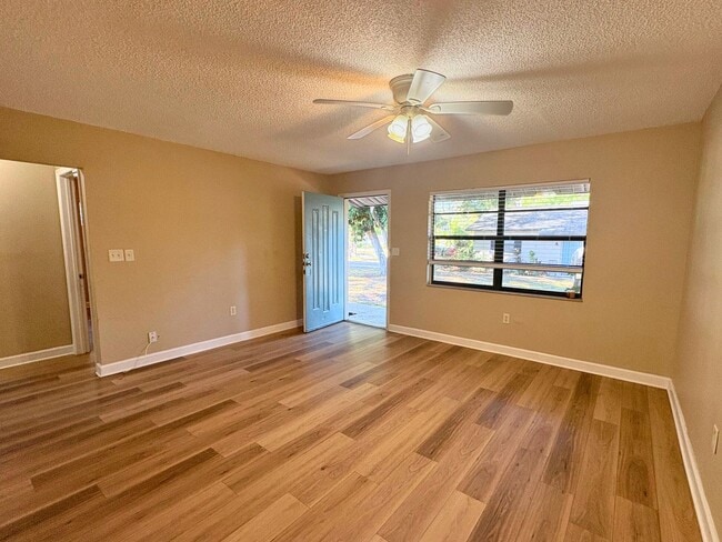 Building Photo - 427 6th Ave NE