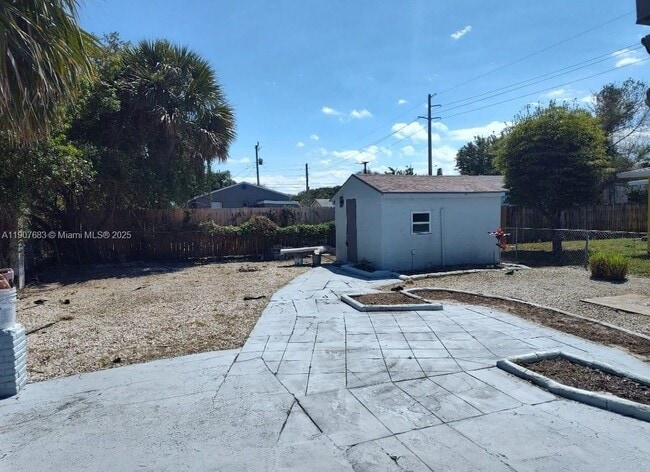 Building Photo - 173 W 16th St