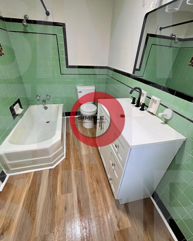 Building Photo - 4 Bedroom / 1 bathroom house