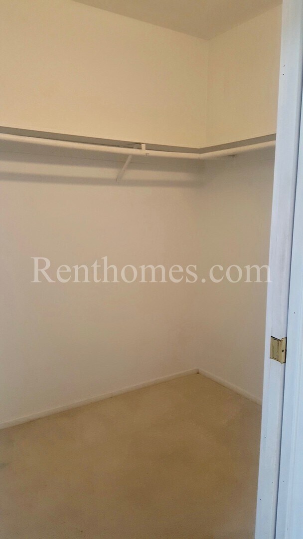 Building Photo - 10019 Knight Dr