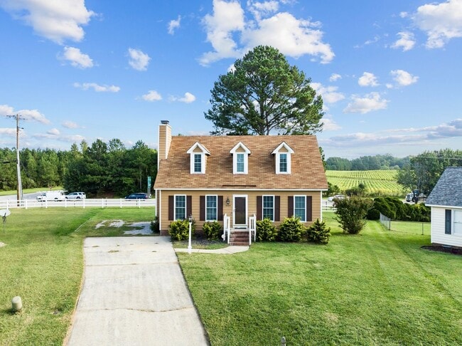 Building Photo - Welcome to your Perfect Home:  3BD, Hardwo...