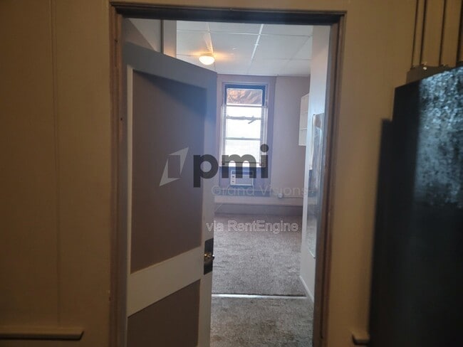 Building Photo - 601 Monroe Ave