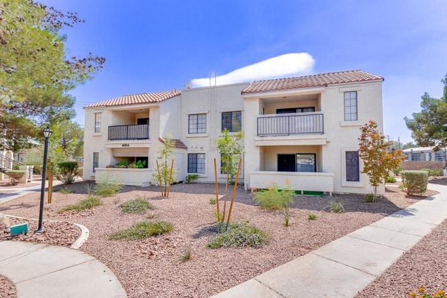 Building Photo - Stylish Upstairs Condo with Dual Primary S...