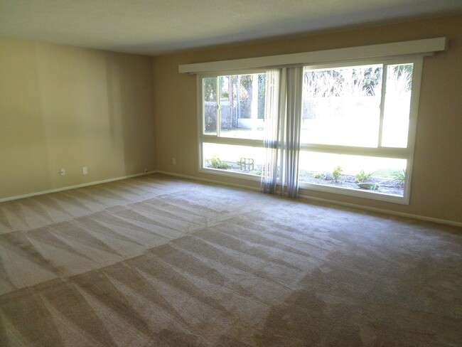 Building Photo - Beautiful single family home in desirable neighborhood!