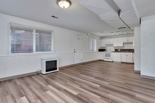 Building Photo - 1 Bed 1 Bath in Prime NW District!