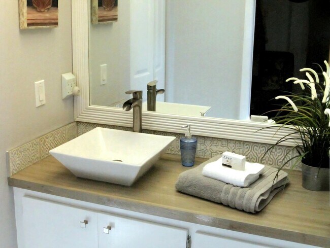 Building Photo - McGregor Woods  Community with Natural Surrounding Charm. Close to Sanibel.