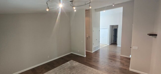 Building Photo - Quiet Cul-De-Sac Living Near Park