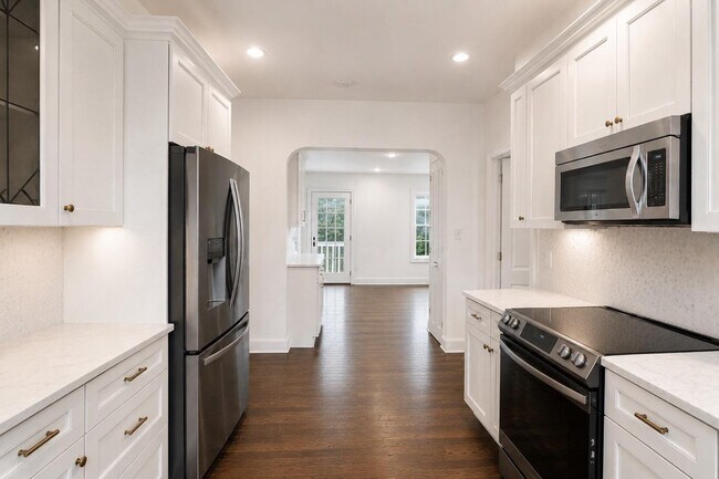 Building Photo - 5305 Saratoga Ave