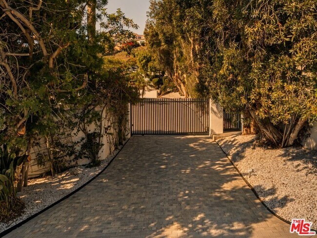 Building Photo - 3909 Villa Costera
