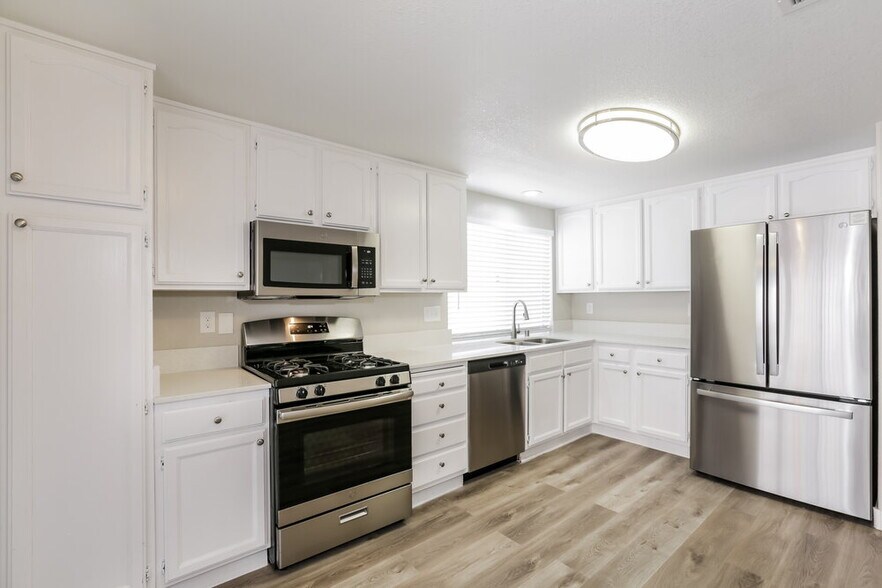 Building Photo - 7680 Beverly Hills Dr