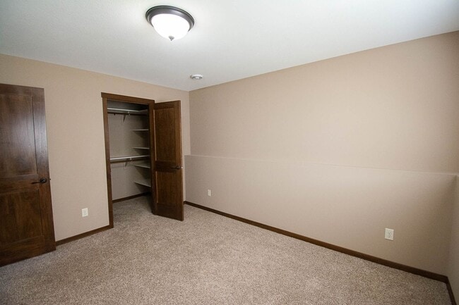 Building Photo - Move-In Ready NW Rochester Home with Finished Lower Level