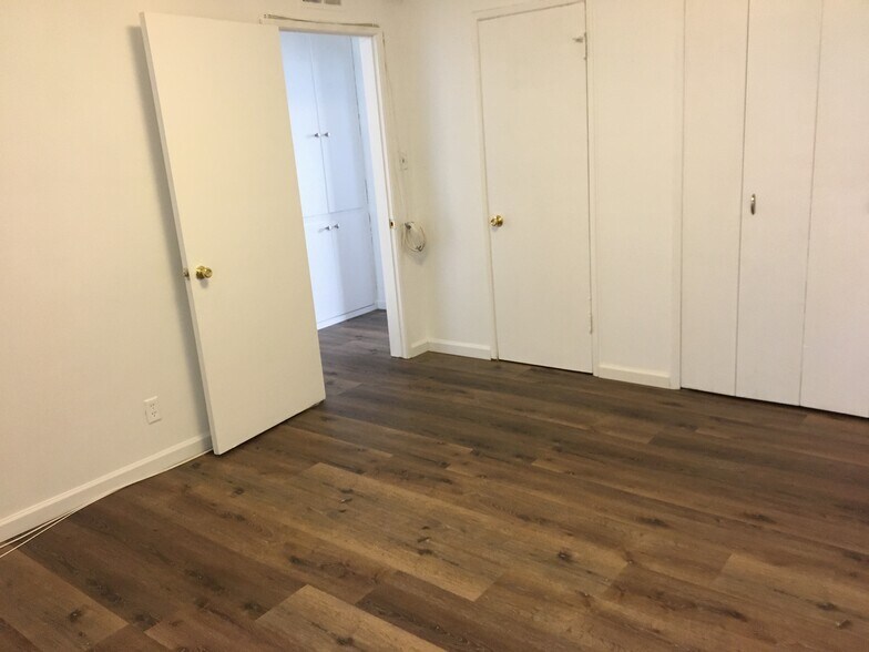 Building Photo - 8539 Saturn St