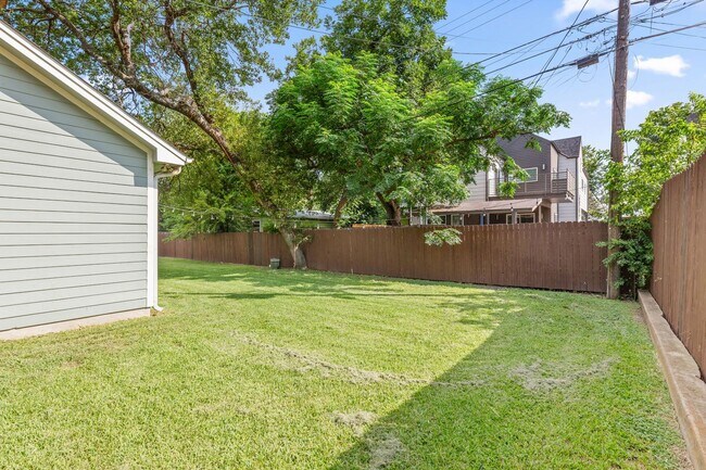 Building Photo - 401 Zennia St