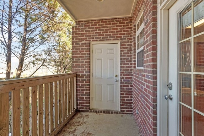 Building Photo - FABULOUS LOCATION!! 2BEDROOM 2 BATH TOWNHO...